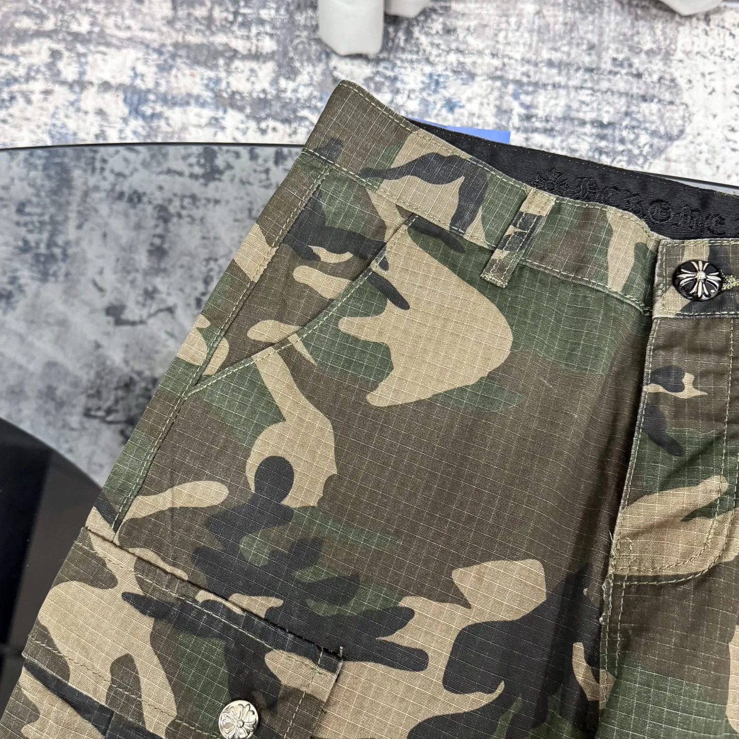 P280 Chrome HeartsCH camouflage logging pants straight-leg Sanskrit unisex overalls, W-level cabinet, patchwork cross pattern embellishment, high-waisted washed jeans! ! Absolutely high-end luxury products, 1.9W-level god-level single products, super popular products, built with top heavy industry, a magic weapon that cannot be missed. About Zangyin, this is an extremely luxurious fashion brand, which can also be called the aristocrats of the high street. It has always been an exclusive brand for some hipsters or the rich second generation. Compared with ordinary high streets, it is more luxurious and noble. Compared with luxury brands, it has a more fashionable personality and has always been a brand that I have a special liking for. Imported yarn is custom-woven into a high-density twill canvas, which ensures a crisp silhouette while also making the fabric very delicate to the touch. It follows the B01 classic silhouette, with a crisp and stylish upper body. The ready-made garments are stone-milled and fermented, so they can be matched with any style. Buttons and zippers are made of authentic YKK retro metal products. Double-layer canvas on the front knees has perfect details. All hardware is customized. Color: Camouflage Size: 28/30/32/34/36 Waist: 74/79/84/89/94 Sitting: 104/109/114/119 Pants length: 101/102/104/106/108